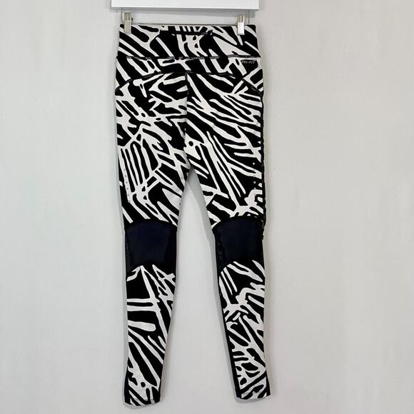 Nike Women’s Dri-Fit Leggings Black White Geometric Print Small EUC Activewear - Picture 8 of 8